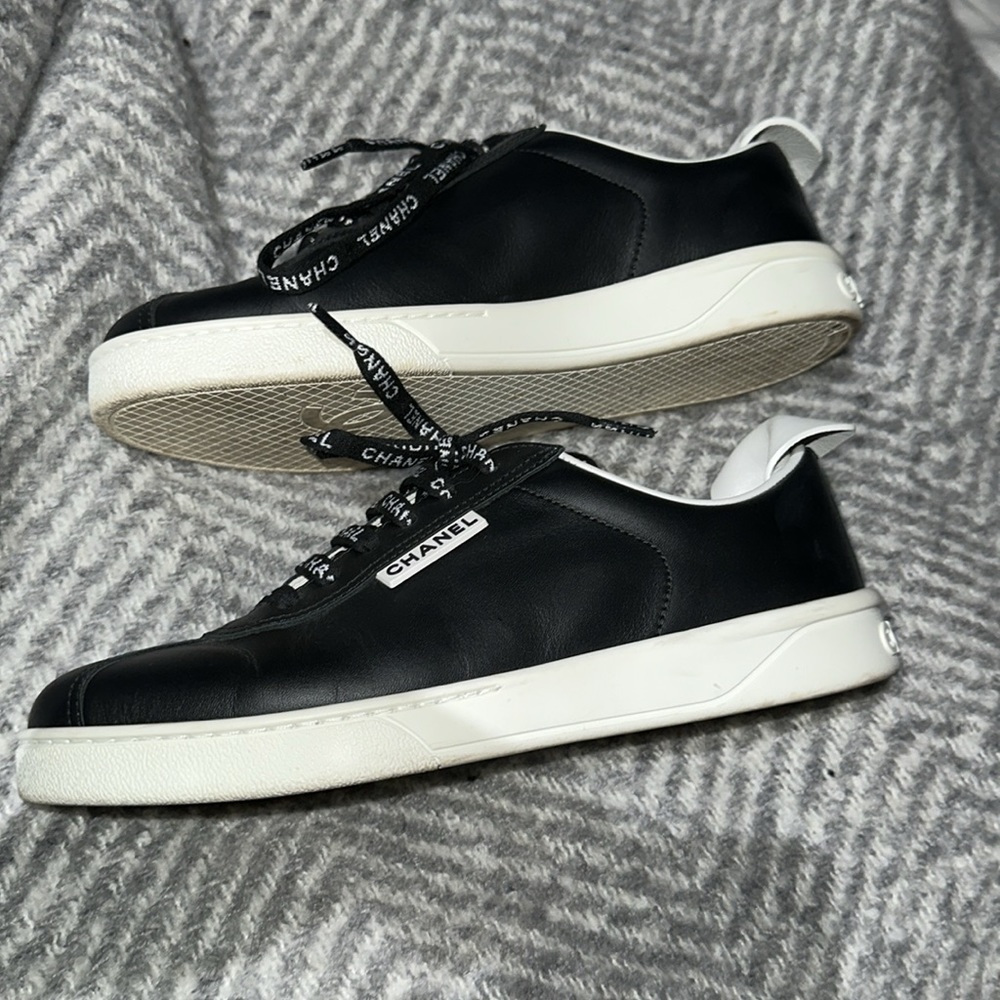 Gorgeous Chanel black&white leather trainers - Picture 5 of 8